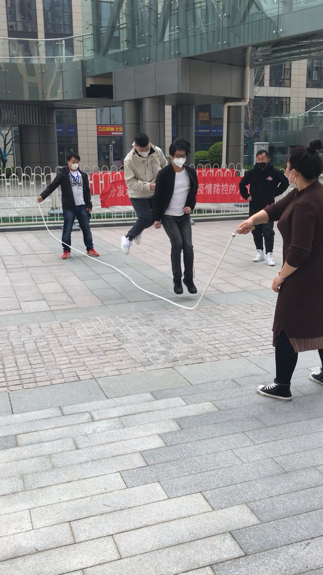 穿戴式跳D放在里面坐公交车穿戴式跳D与坐公交车的奇妙体验