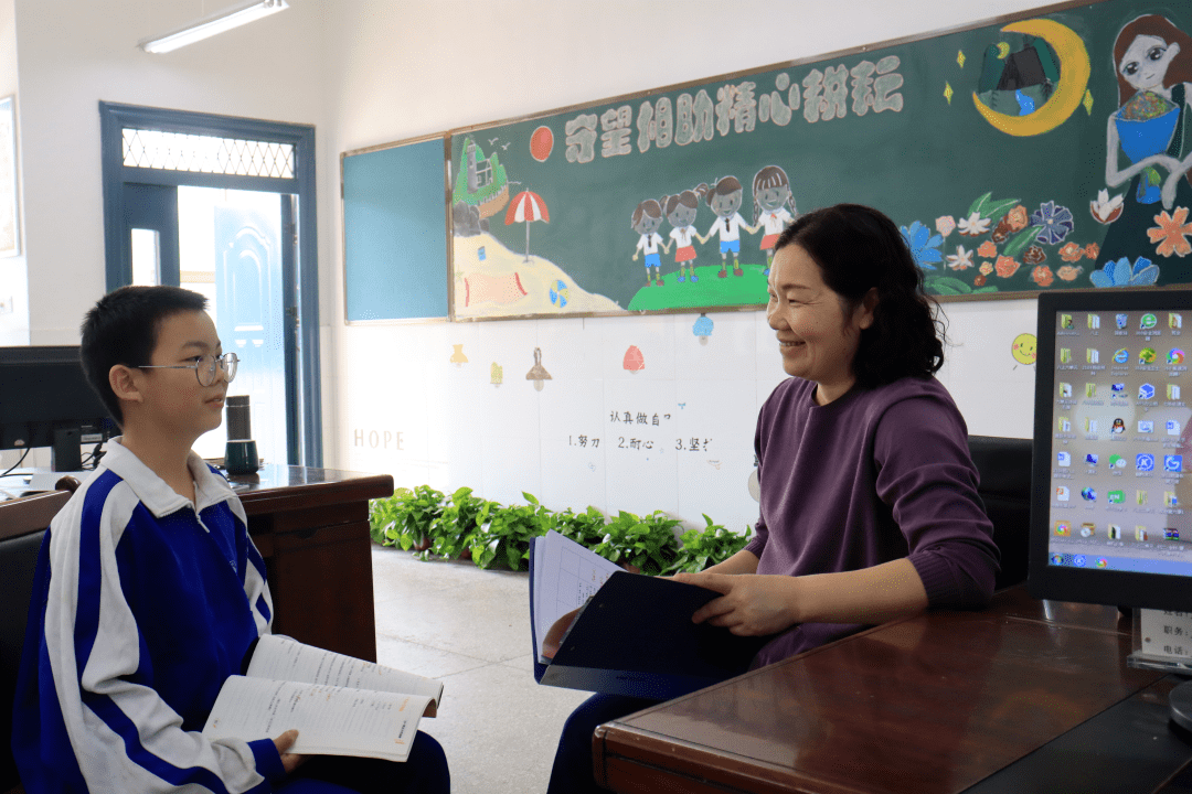 和语文老师在办公室做小说免费观看与语文老师办公室的温馨时光-第1张图片