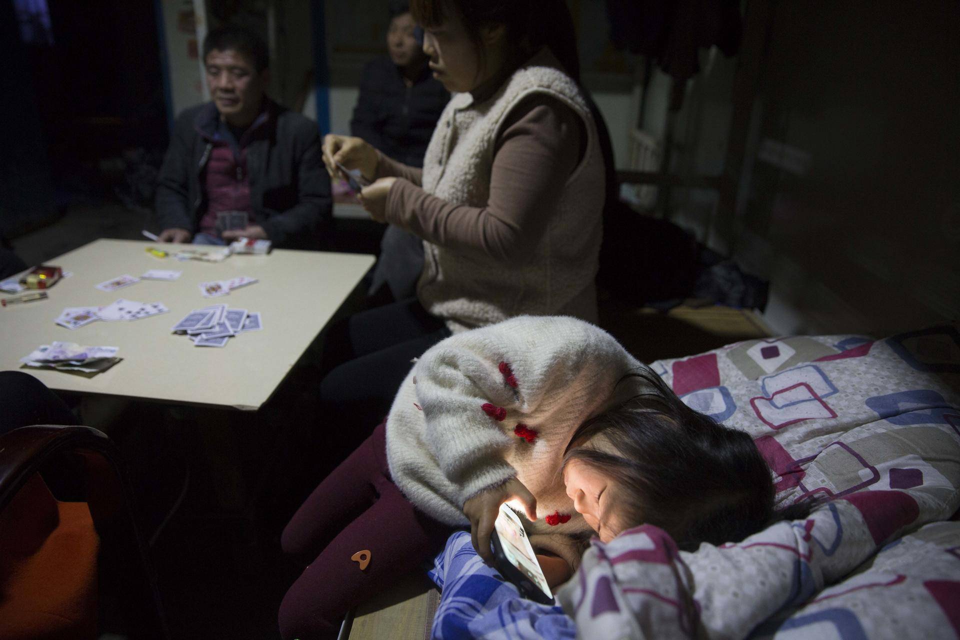 双人床上做运动打扑克视频软件-第1张图片