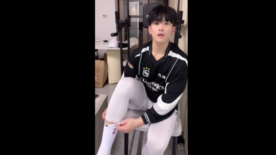 闻白袜子的男生闻帅哥白袜子-第1张图片